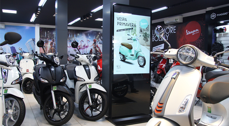 Màn hình quảng cáo LCD chân đứng tại hệ thống cửa hàng xe máy Piaggio Vespa