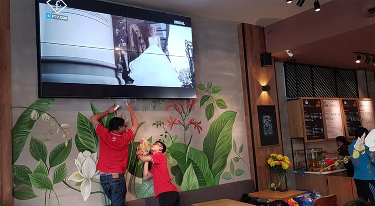 Tuyệt chiêu thu hút khách hàng tại quán cà phê Win Win với màn hình ghép 2x2 